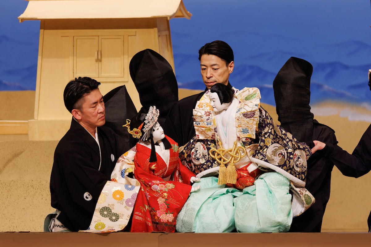「令和5年5月文楽公演」第二部「菅原伝授手習鑑」二段目「安井汐待の段」より、人形左から苅屋姫、斎世親王。