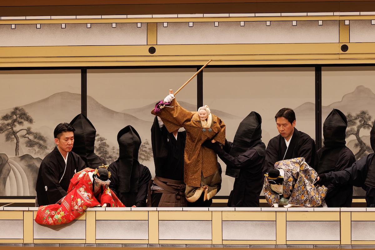 「令和5年5月文楽公演」第二部「菅原伝授手習鑑」二段目「杖折檻の段」より、人形左から苅屋姫、覚寿、立田前。