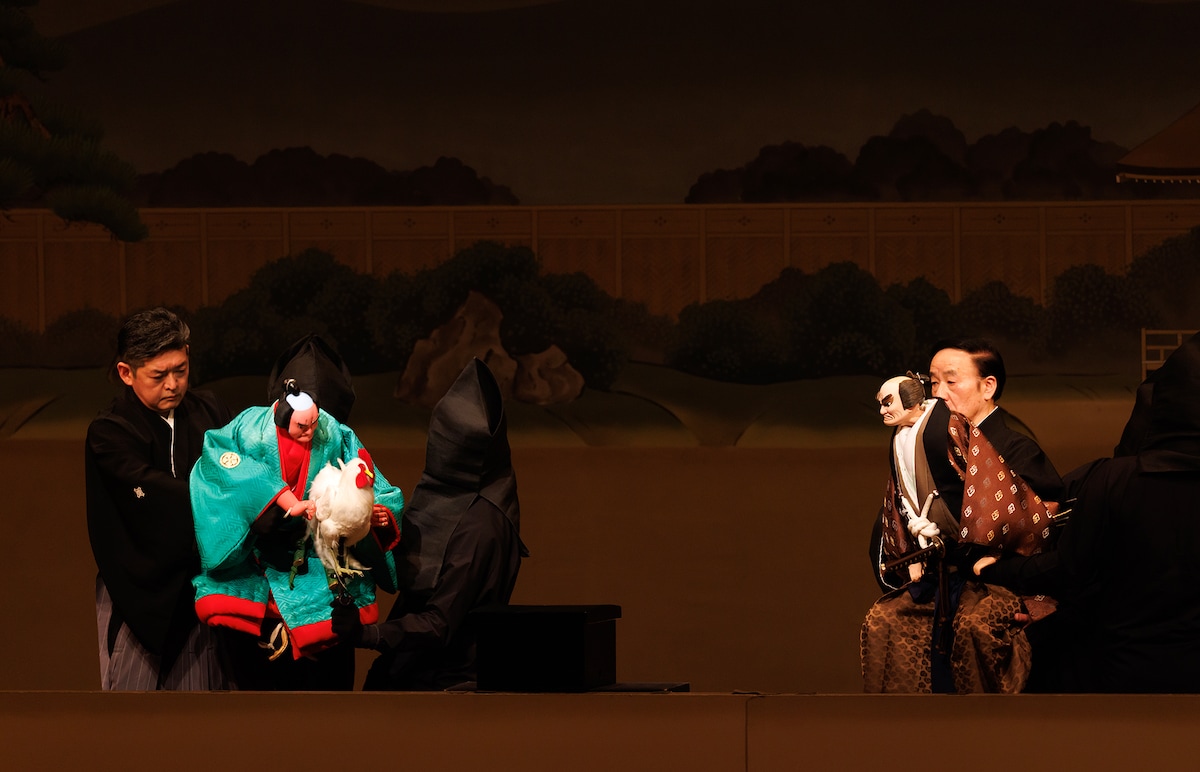 「令和5年5月文楽公演」第二部「菅原伝授手習鑑」二段目「東天紅の段」より、人形左から宿禰太郎、土師兵衛。