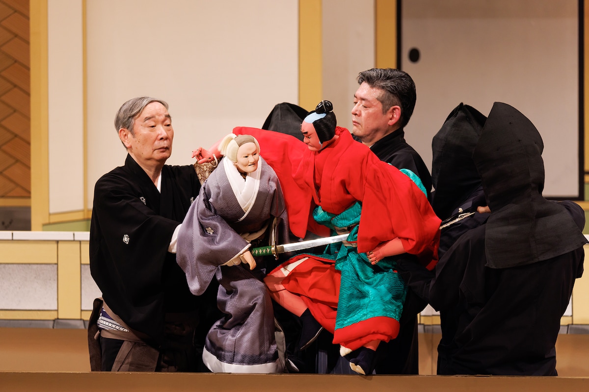 「令和5年5月文楽公演」第二部「菅原伝授手習鑑」二段目「宿禰太郎詮議の段」より、人形左から覚寿、宿禰太郎。