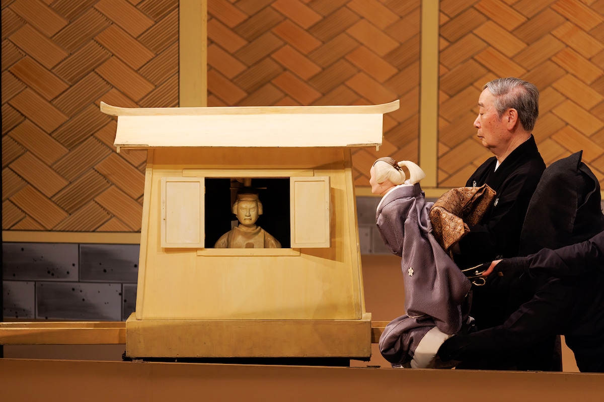 「令和5年5月文楽公演」第二部「菅原伝授手習鑑」二段目「丞相名残の段」より、右が覚寿の人形。