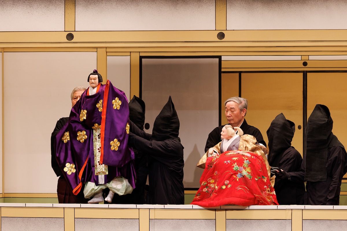 「令和5年5月文楽公演」第二部「菅原伝授手習鑑」二段目「丞相名残の段」より、人形左から菅丞相、覚寿。