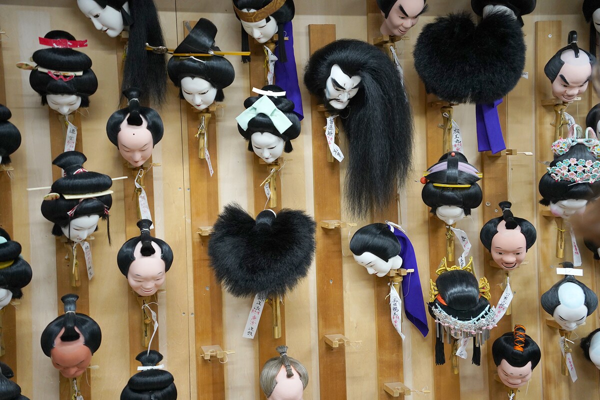 かしら・床山部屋の壁にかかるかしらたち。