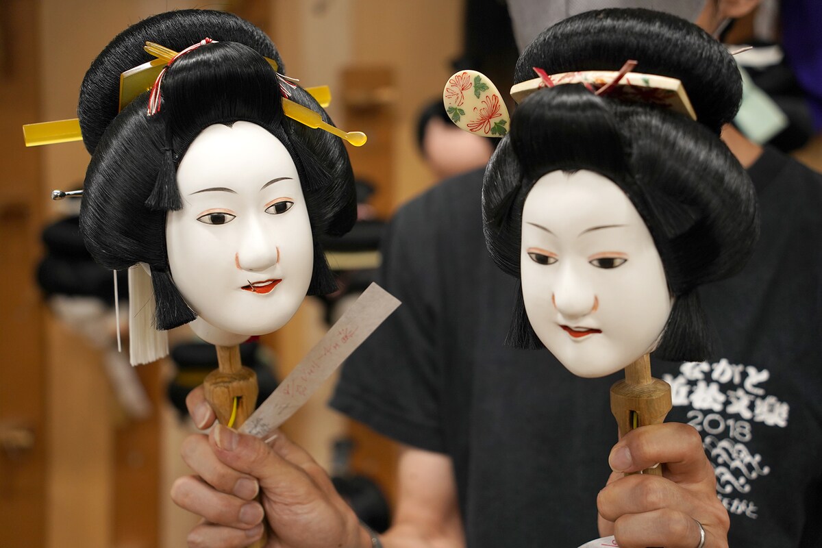 「冥途の飛脚」の梅川（左）と「曾根崎心中」の遊女（右）。同じ“娘”のかしらだが、顔の印象が異なる。