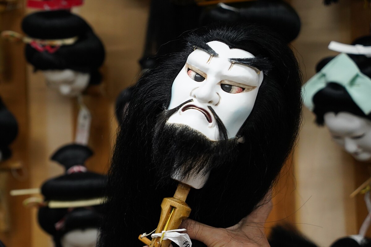 お面を取ると、怒りの表情に。