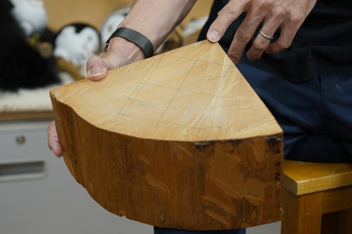 かしらの元となる、檜の原木。