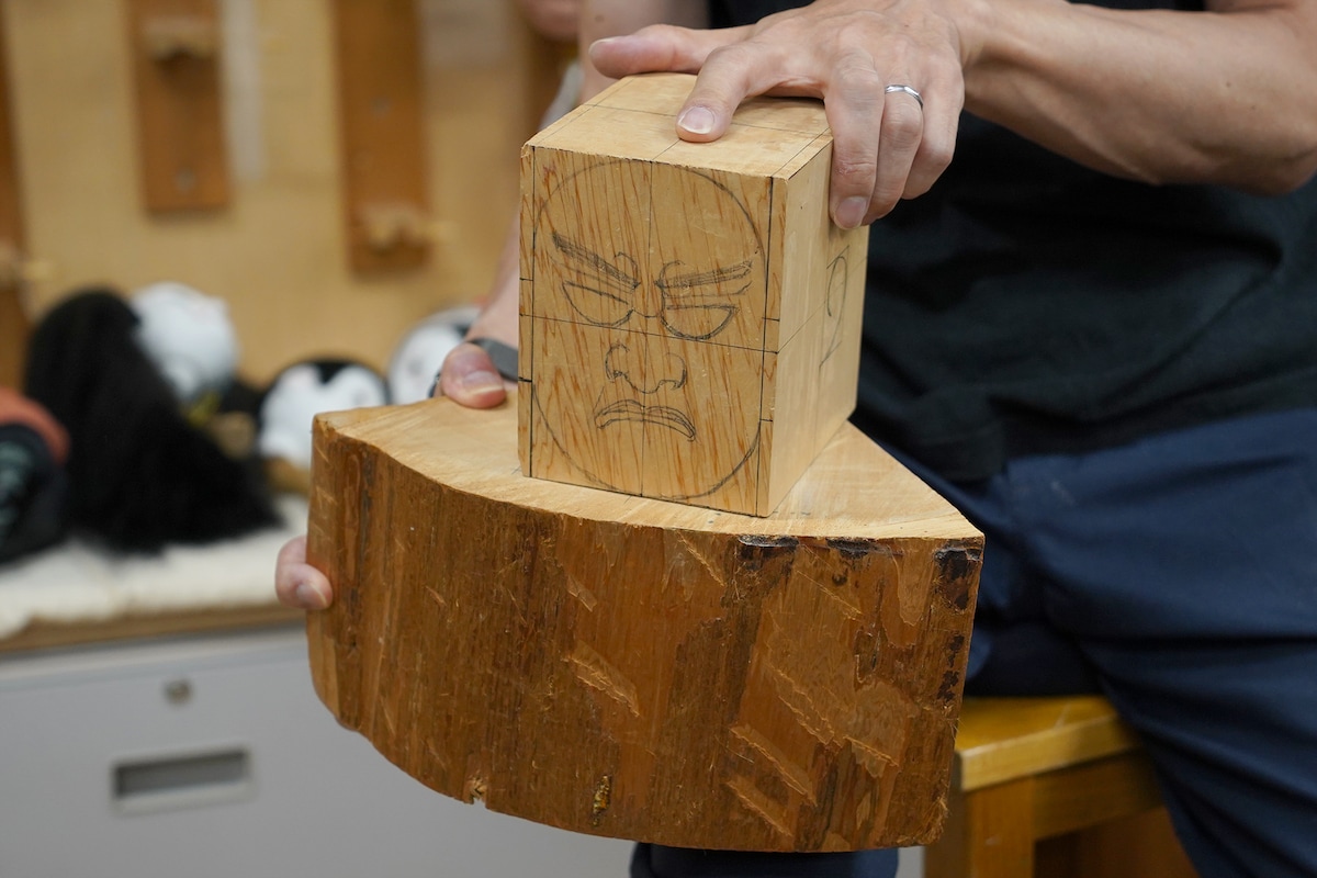 檜の原木をかしらのサイズに切り出す。