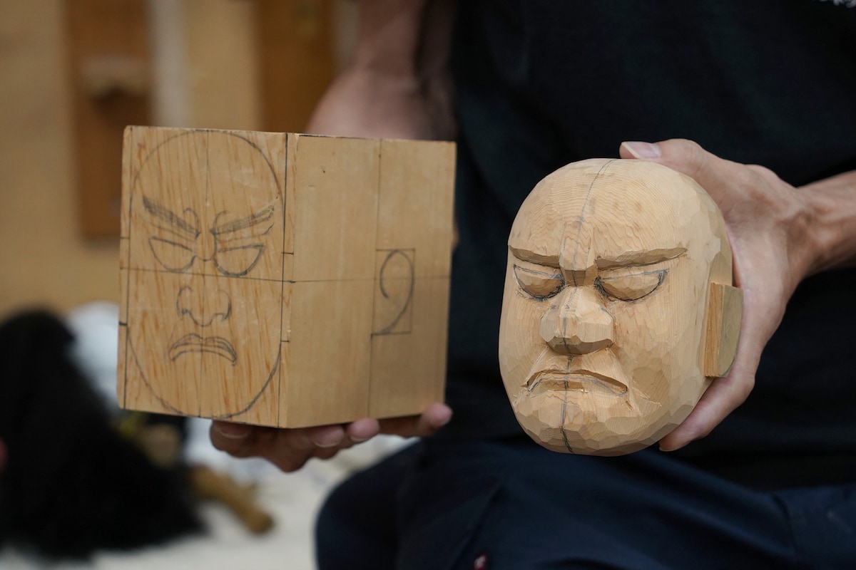 “正中線”を大事に彫り進めていき、顔の形が完成。