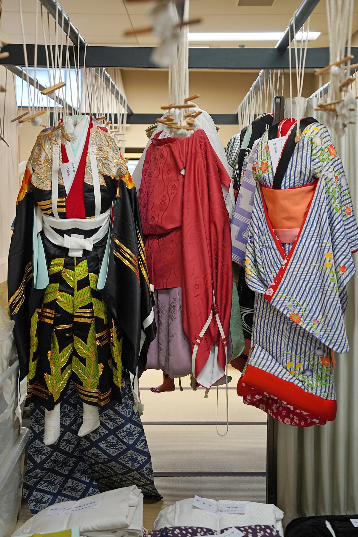 衣裳部屋に入ってすぐに目に飛び込んでくる、衣裳たち。