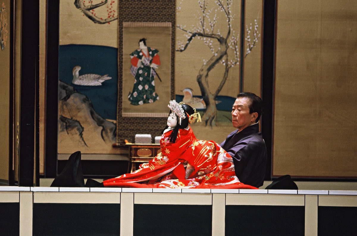 「本朝廿四孝」「十種香の段」（2005年、国立文楽劇場）より、八重垣姫を遣う吉田簑助。（提供：国立文楽劇場）