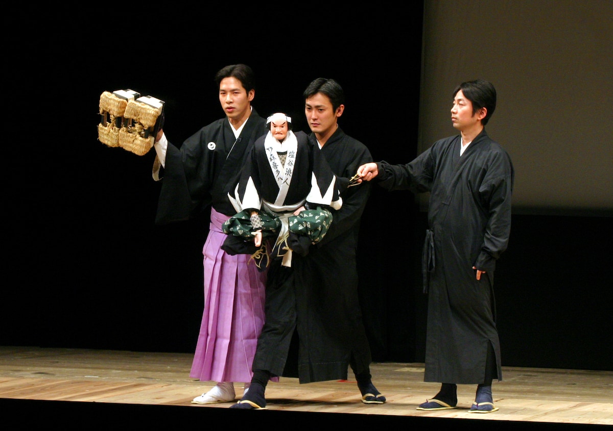 「文楽鑑賞教室」（2004年、国立劇場）より、吉田一輔（左）。（提供：国立劇場）