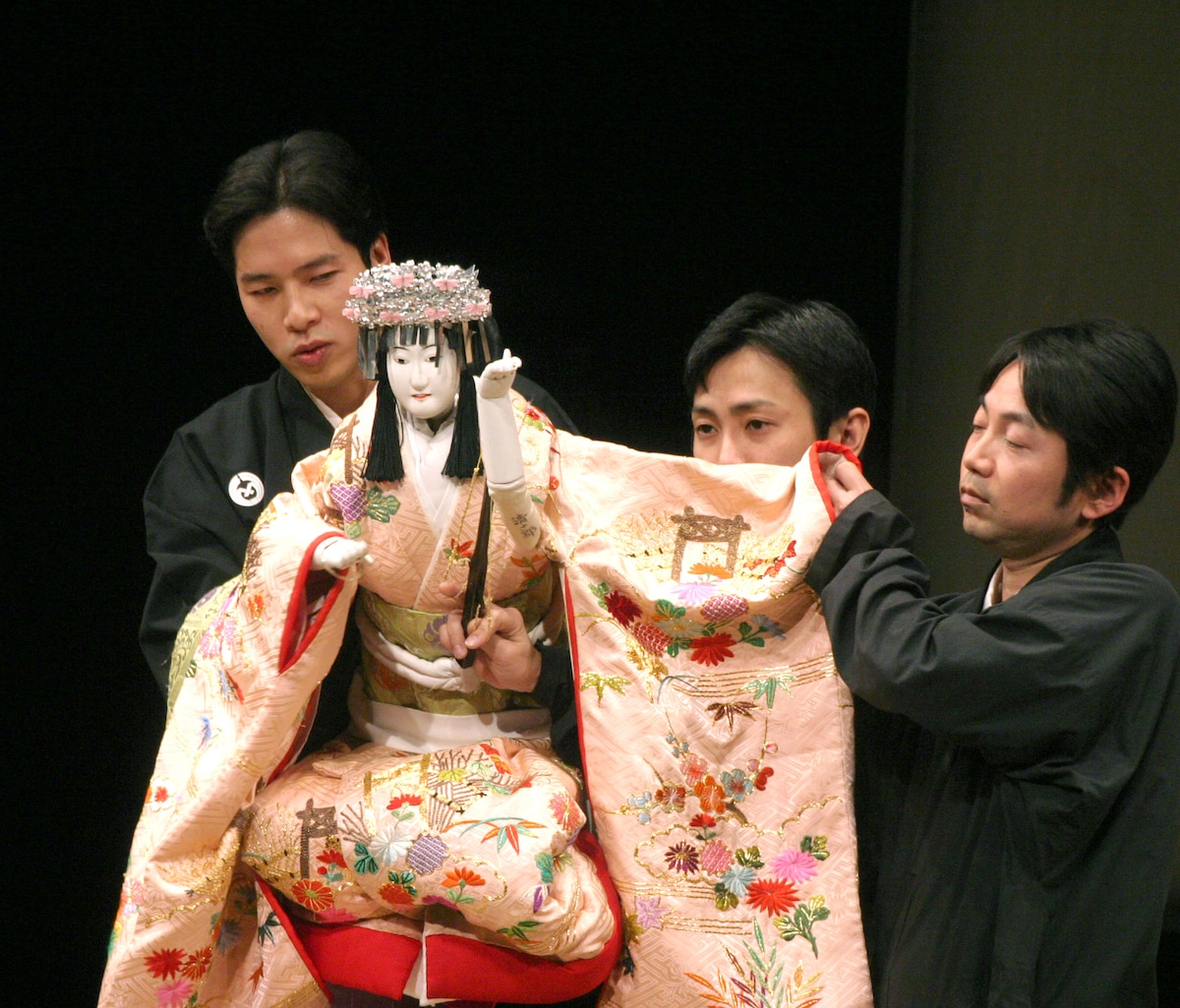 「文楽鑑賞教室」（2004年、国立劇場）より、吉田一輔（左）。（提供：国立劇場）