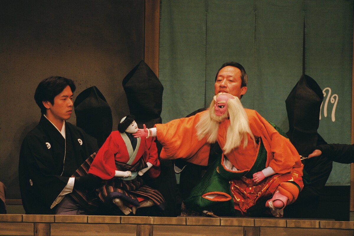 「源平布引滝」「九郎助住家の段」（2005年、国立劇場）より、左が倅太郎吉を遣う吉田一輔。（提供：国立劇場）