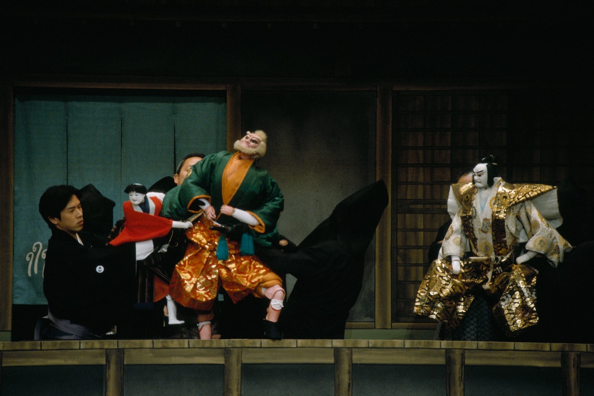 「源平布引滝」「九郎助住家の段」（2005年、国立劇場）より、左が倅太郎吉を遣う吉田一輔。（提供：国立劇場）