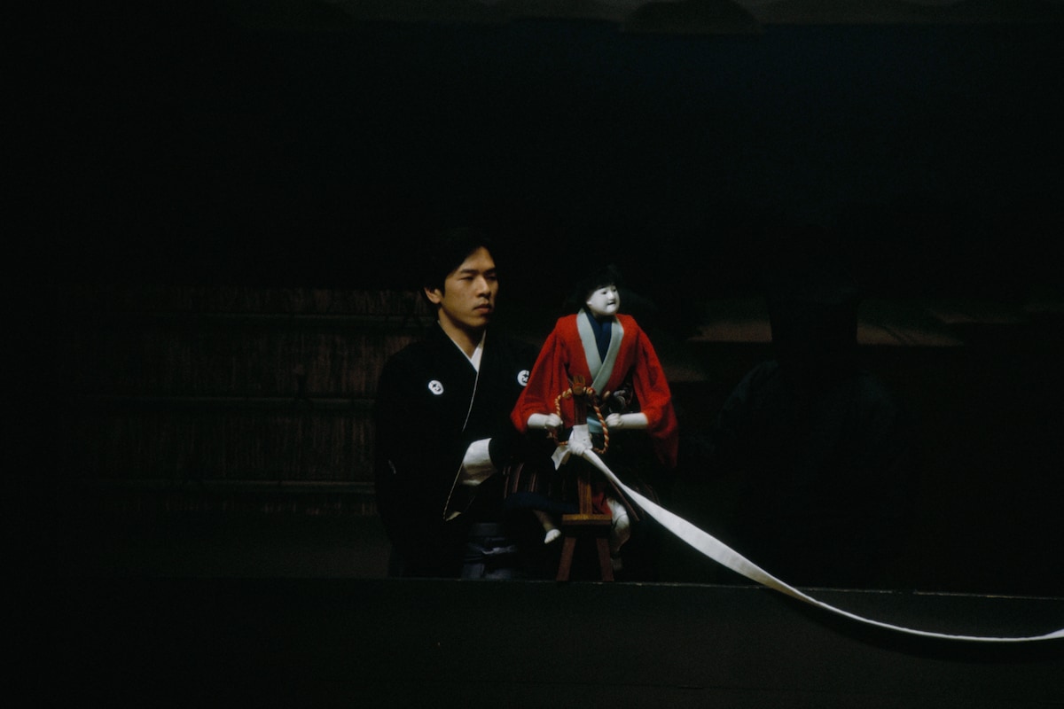 「源平布引滝」「九郎助住家の段」（2005年、国立劇場）より、倅太郎吉を遣う吉田一輔。（提供：国立劇場）