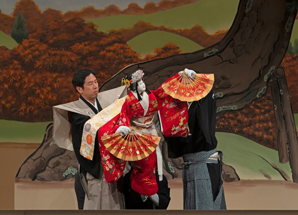 「紅葉狩」（2022年、国立文楽劇場）より、更科姫を遣う吉田一輔。（提供：国立文楽劇場）