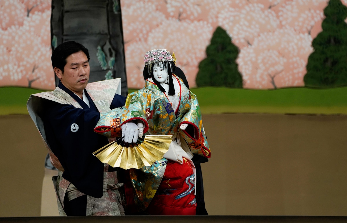 「義経千本桜」「道行初音旅」（2021年、国立文楽劇場）より、静御前を遣う吉田一輔。（提供：国立文楽劇場）