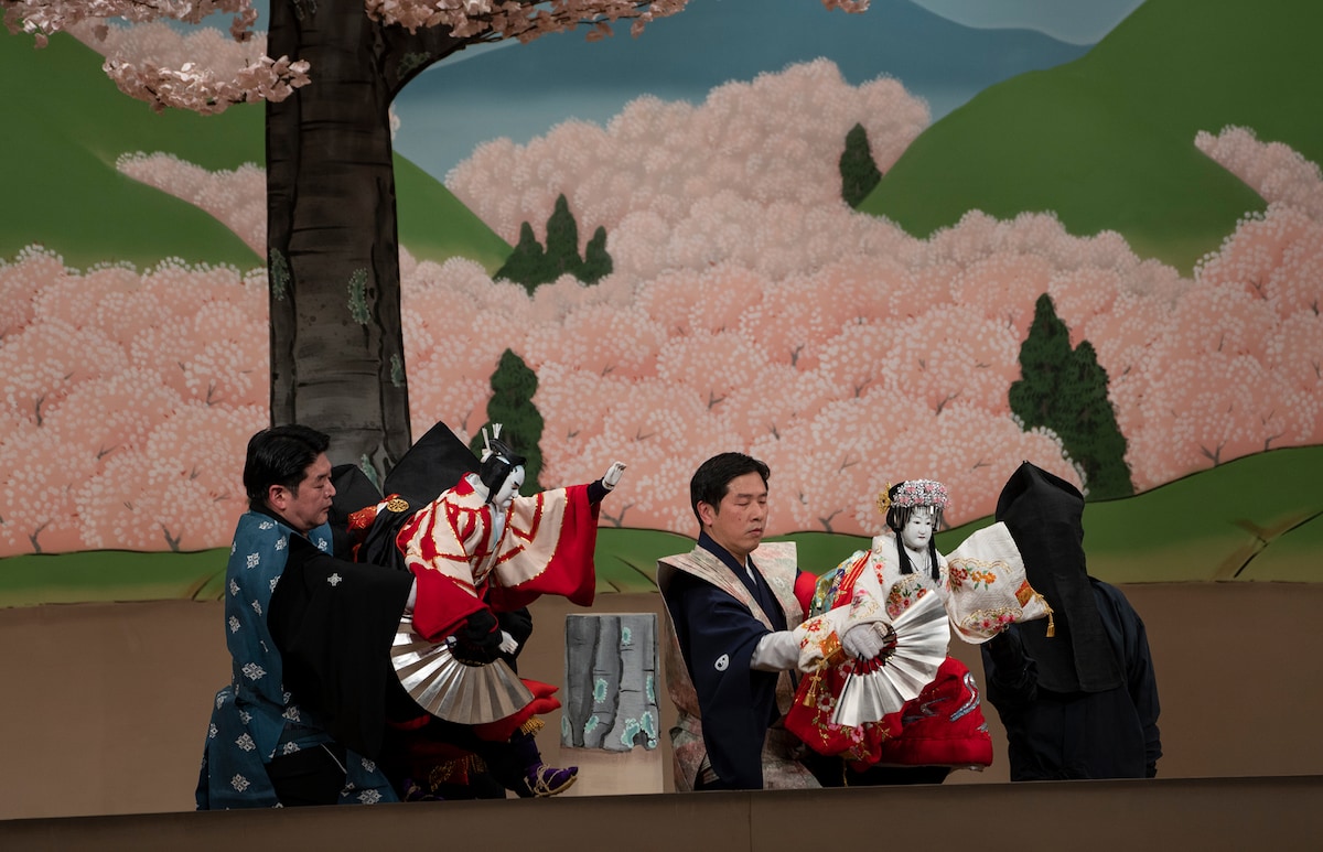 「義経千本桜」「道行初音旅」（2021年、国立文楽劇場）より、静御前を遣う吉田一輔（中央）。（提供：国立文楽劇場）