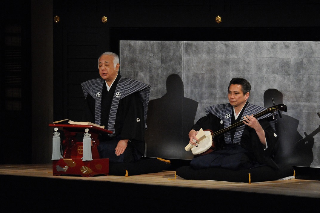 2014年5月上演の「女殺油地獄」より「豊島屋油店の段」の豊竹咲太夫（左）と鶴澤燕三。（提供：国立劇場）