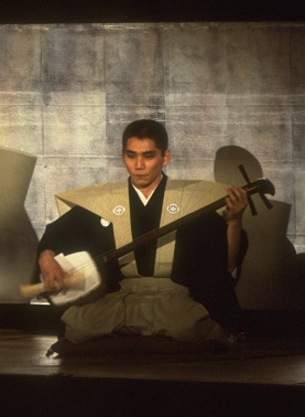 20歳の鶴澤燕三（1979年12月上演の「妹背山婦女庭訓」より「鱶七上使の段」）。（提供：国立劇場）