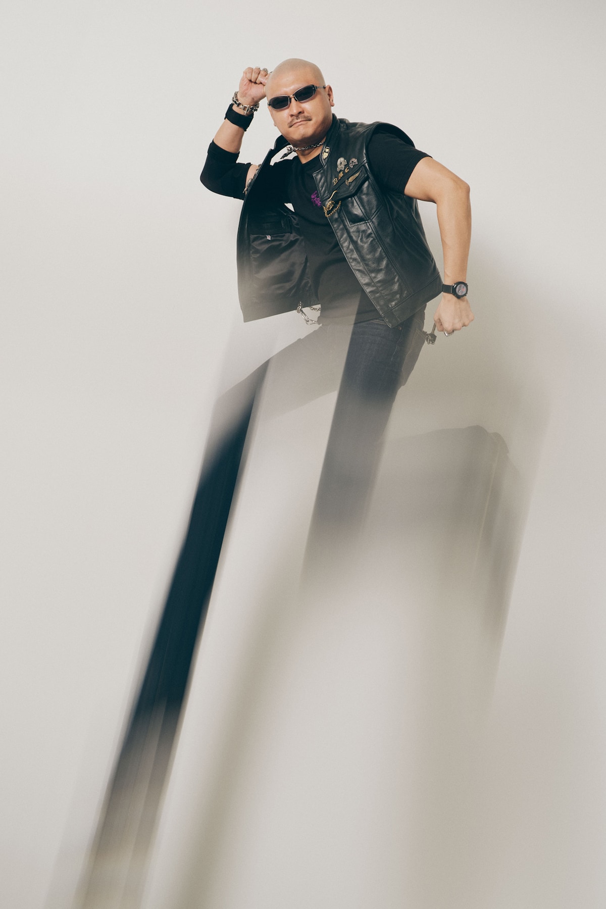 ジャンプした際にバグって足が伸びているマフィア梶田。