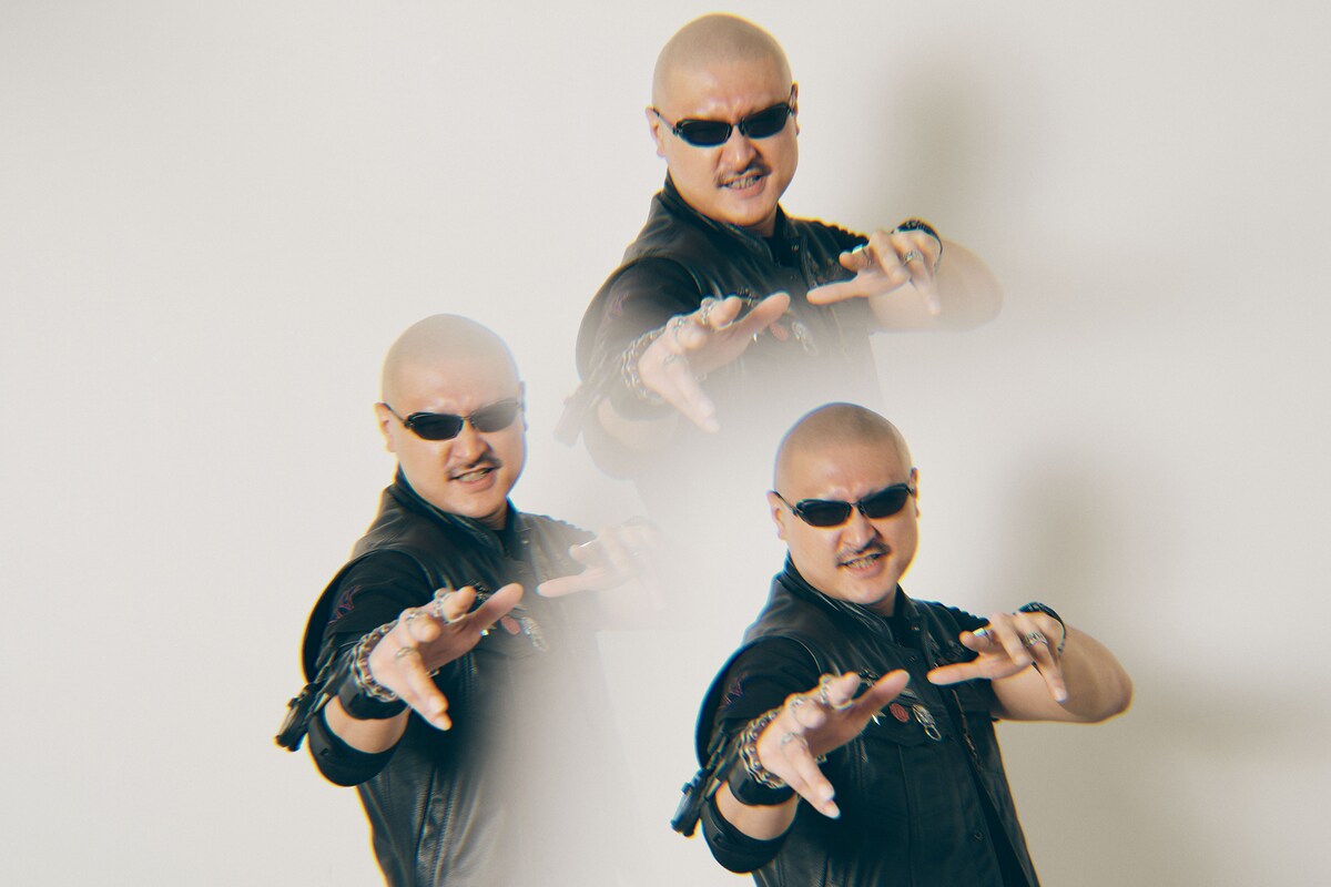 バグって体が3つにブレているマフィア梶田。