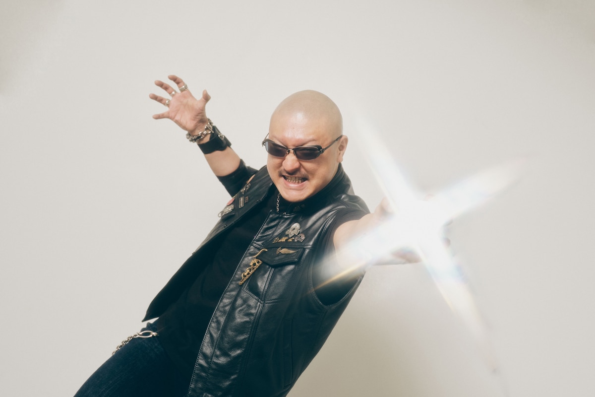 手から魔法のような光を放つマフィア梶田。