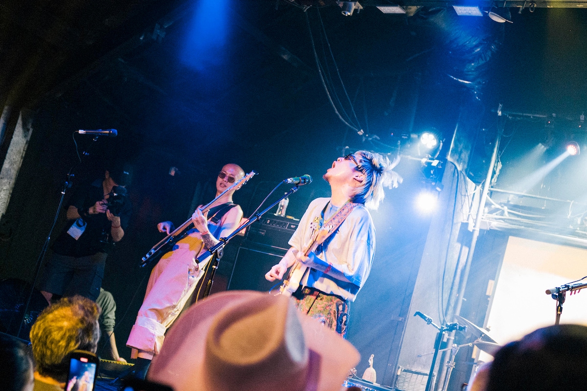 関将典(B)と内田怜央(Vo)。