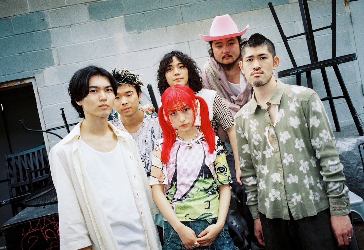 a子とバンドメンバー。