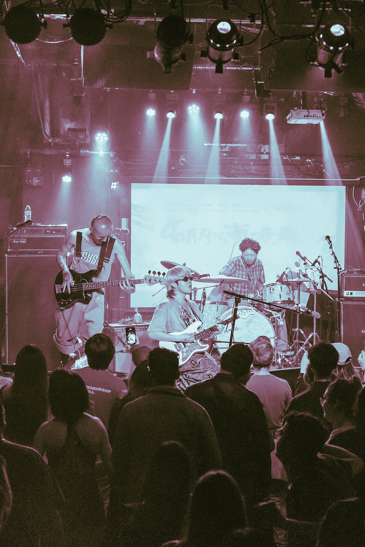 左から関将典(B)、内田怜央(Vo)、益田英知(Dr)。