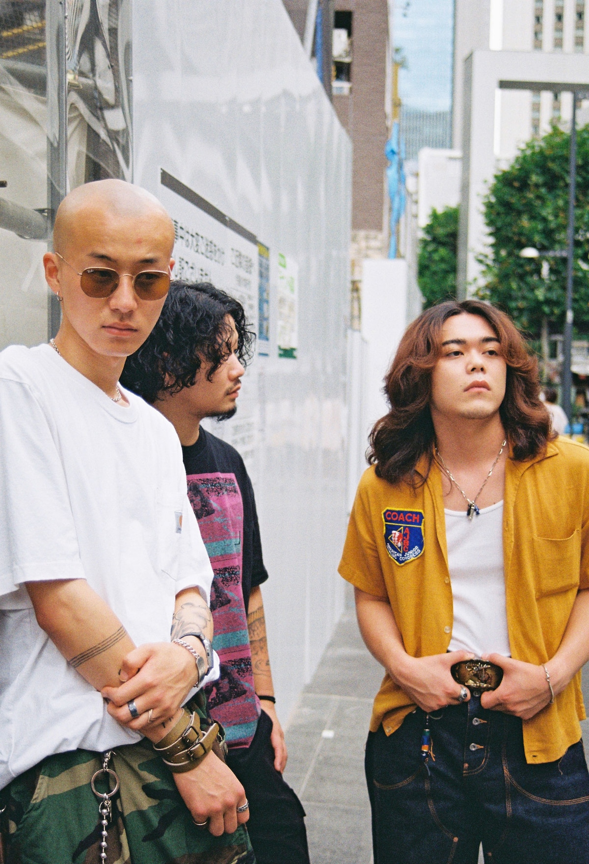 左から関将典（B）、益田英知（Dr）、長谷部悠生（G）。