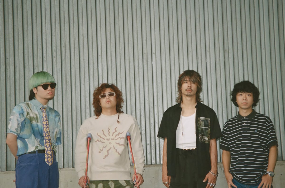 左から内田怜央（Kroi / Vo）、長谷部悠生（Kroi / G）、オカモトショウ（OKAMOTO'S / Vo）、オカモトコウキ（OKAMOTO'S / G）。