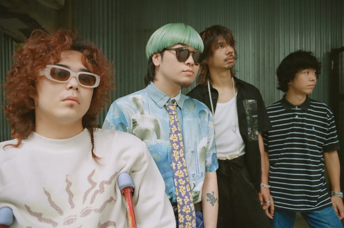 左から長谷部悠生（Kroi / G）、内田怜央（Kroi / Vo）、オカモトショウ（OKAMOTO'S / Vo）、オカモトコウキ（OKAMOTO'S / G）。