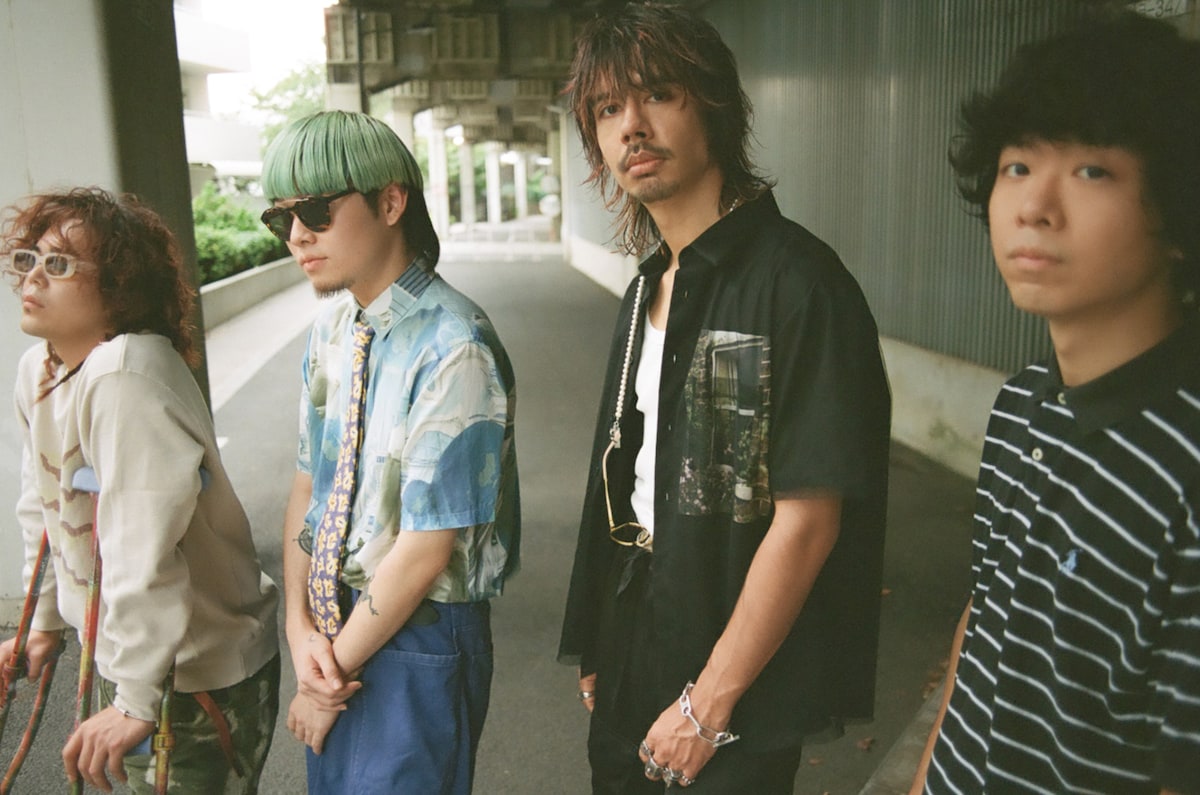 左から長谷部悠生（Kroi / G）、内田怜央（Kroi / Vo）、オカモトショウ（OKAMOTO'S / Vo）、オカモトコウキ（OKAMOTO'S / G）。