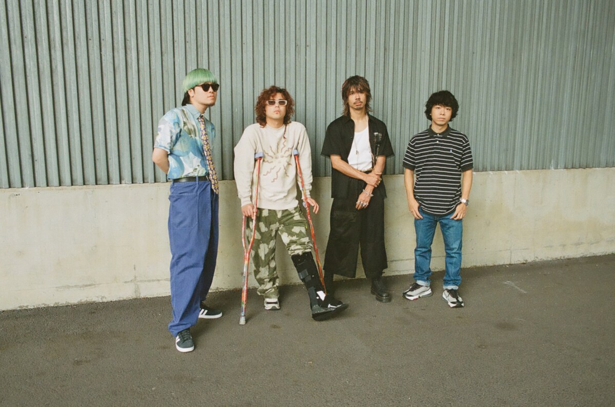 左から内田怜央（Kroi / Vo）、長谷部悠生（Kroi / G）、オカモトショウ（OKAMOTO'S / Vo）、オカモトコウキ（OKAMOTO'S / G）。