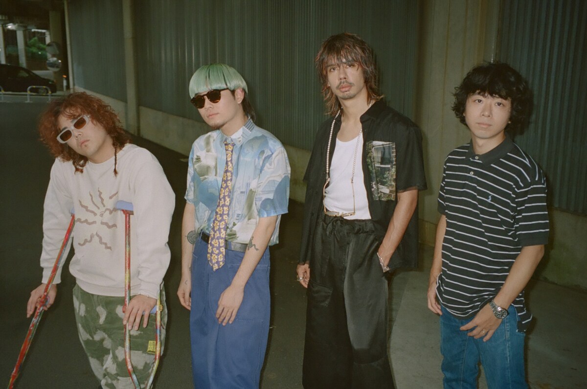 左から長谷部悠生（Kroi / G）、内田怜央（Kroi / Vo）、オカモトショウ（OKAMOTO'S / Vo）、オカモトコウキ（OKAMOTO'S / G）。