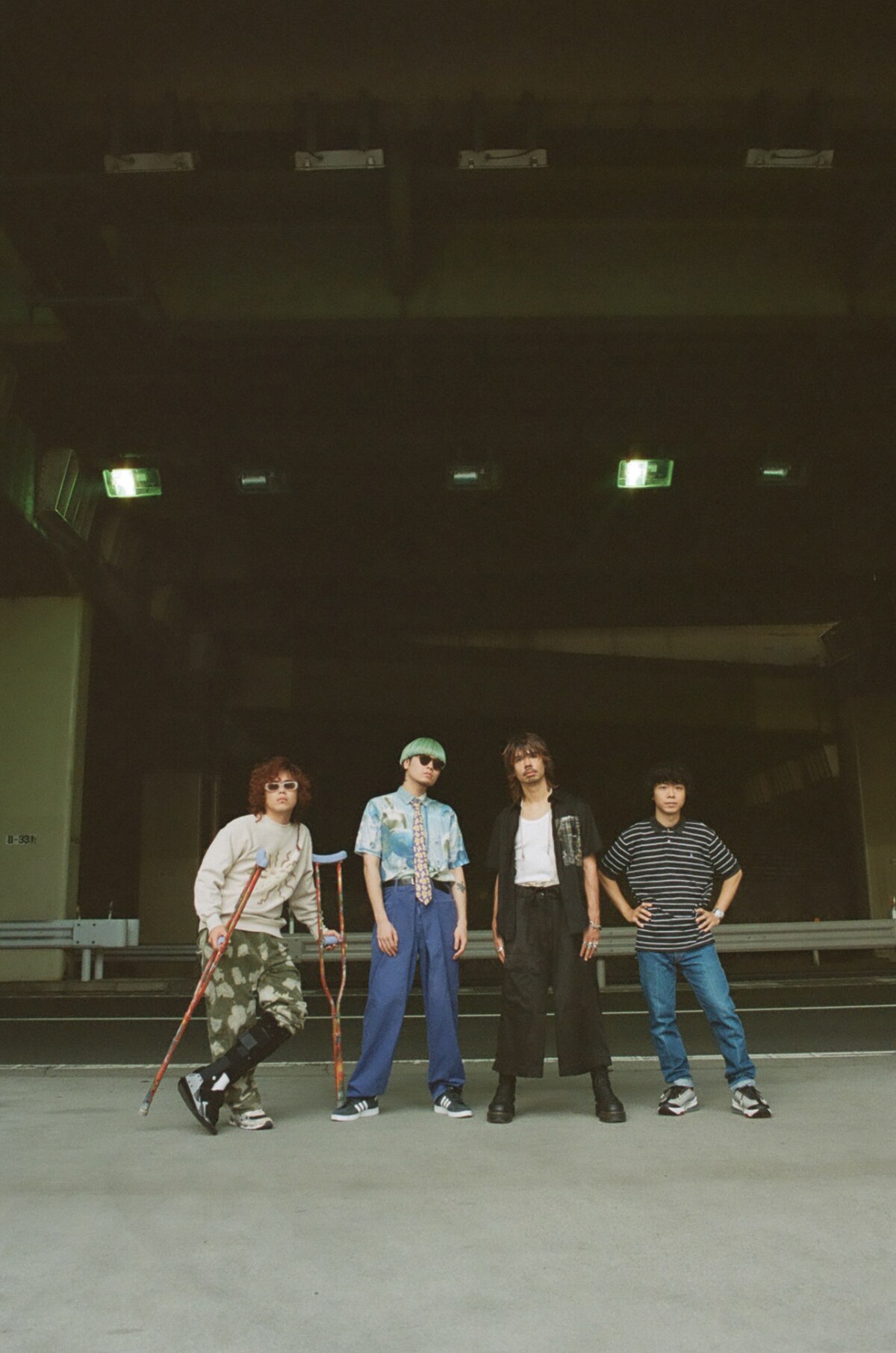 左から長谷部悠生（Kroi / G）、内田怜央（Kroi / Vo）、オカモトショウ（OKAMOTO'S / Vo）、オカモトコウキ（OKAMOTO'S / G）。