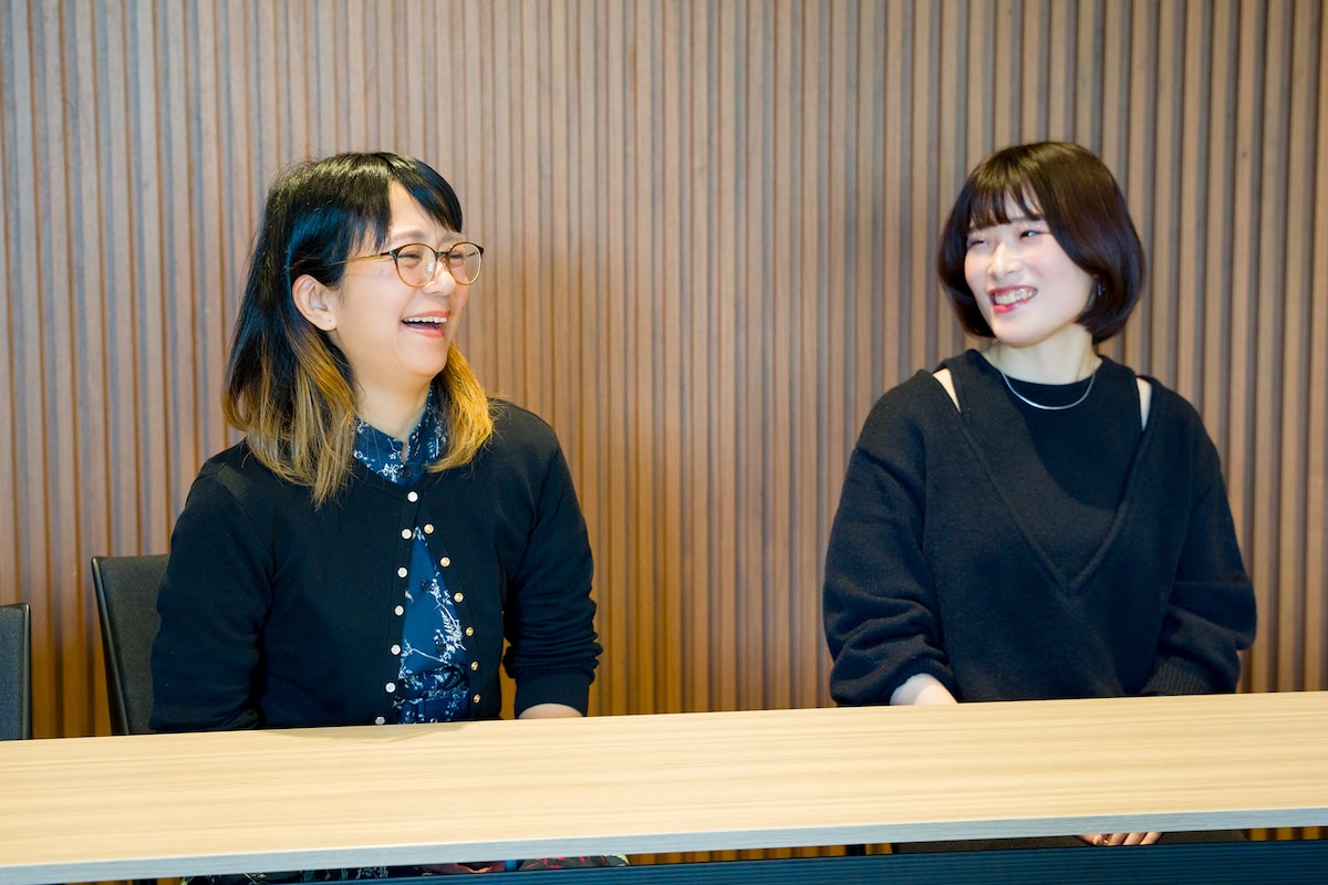 左からウラモトユウコ、沖垣ひかり。