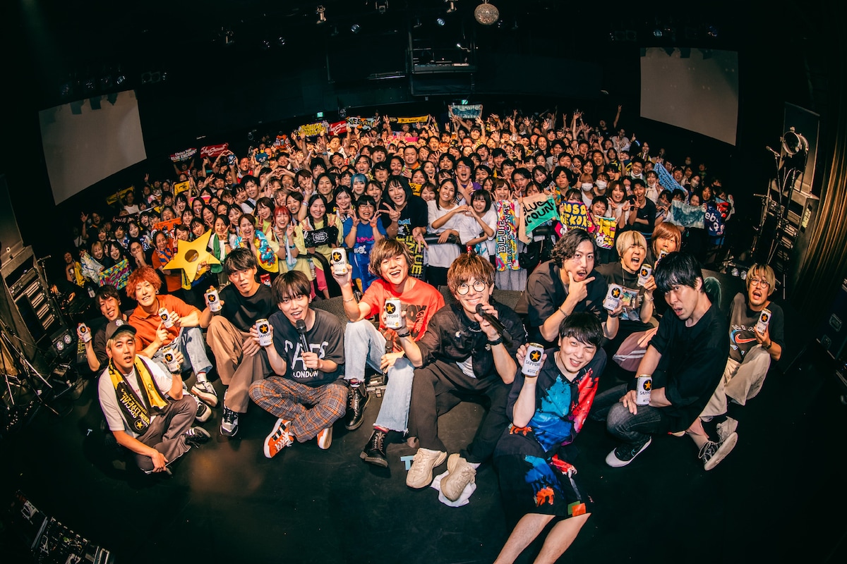 オーディエンスと一緒に記念撮影するBLUE ENCOUNT、キュウソネコカミ、04 Limited Sazabys。