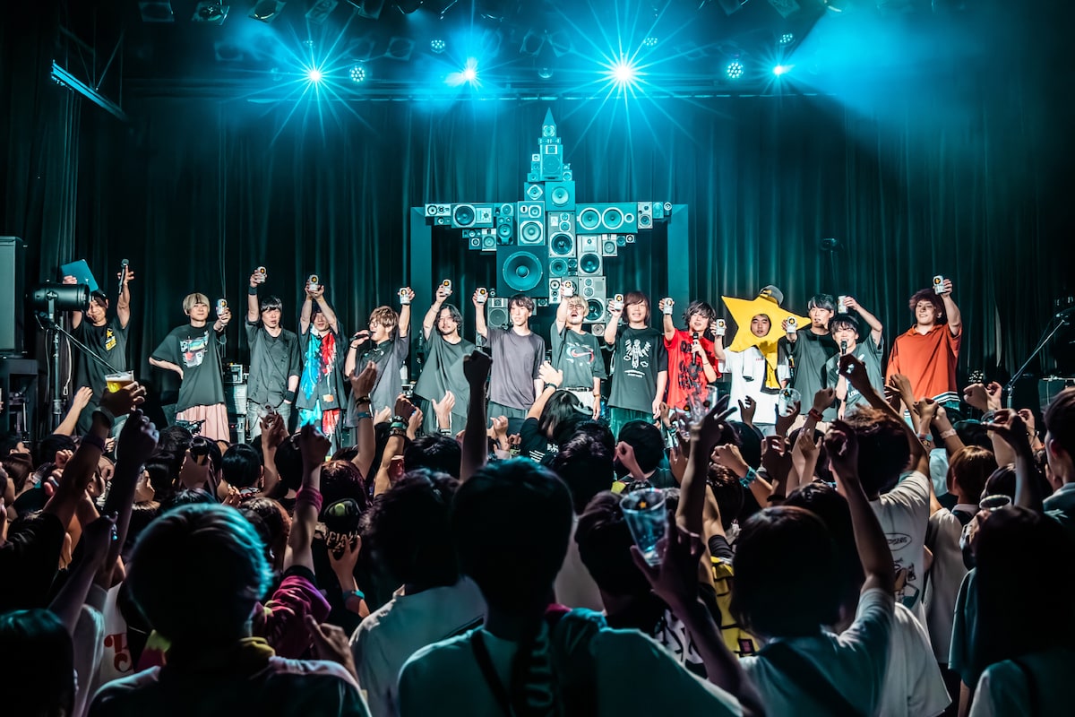 ステージに集合するBLUE ENCOUNT、キュウソネコカミ、04 Limited Sazabys。