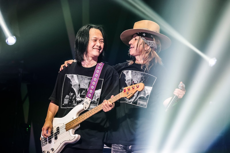 左から人時（B）、清春（Vo）。