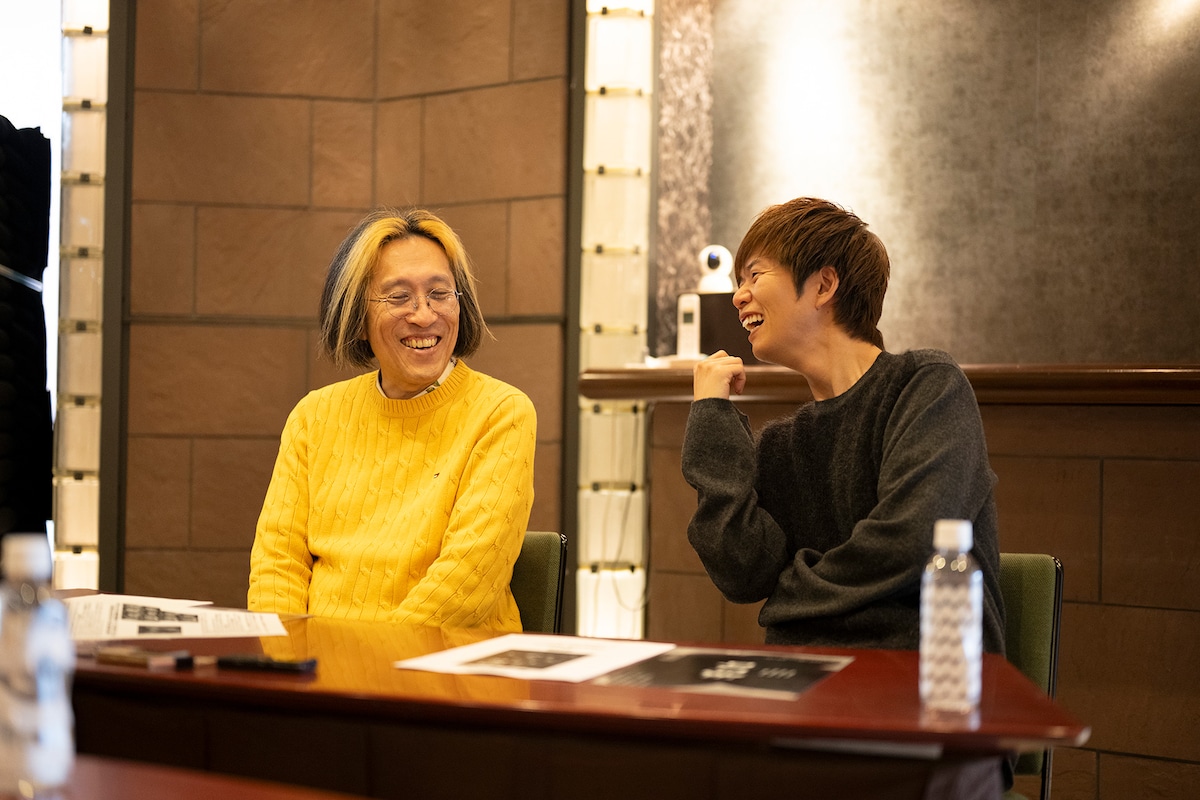 左から宮川彬良、杉原邦生。