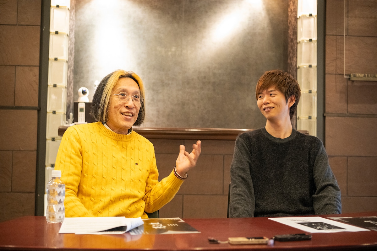 左から宮川彬良、杉原邦生。