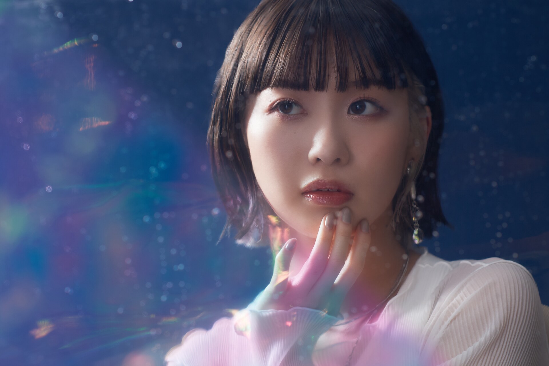 楠木ともり、4曲入りの新作「遣らずの雨」で発揮した豊かな歌唱表現と