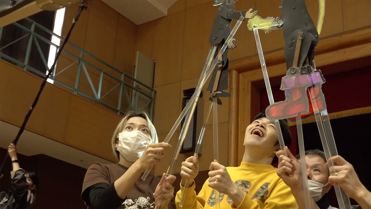 やまゆり園×劇団かかし座「影絵であそぶ」より、梅原千尋(中央左)。