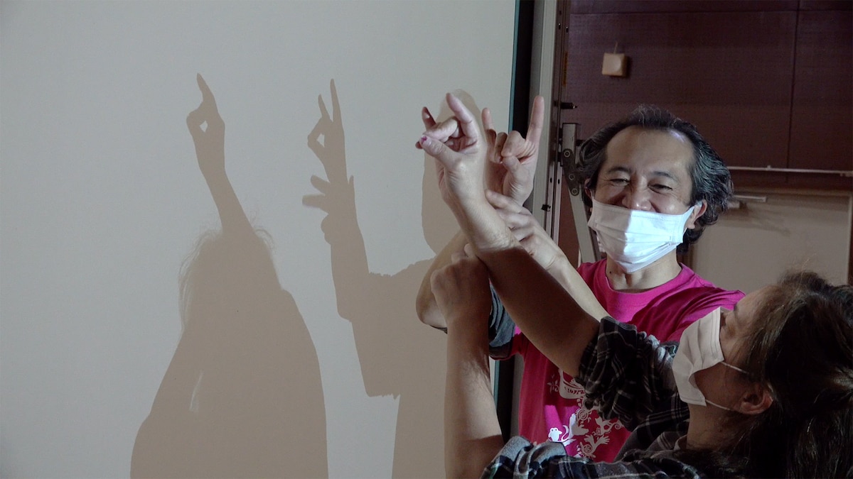 やまゆり園×劇団かかし座「影絵であそぶ」より、飯田周一(中央)。