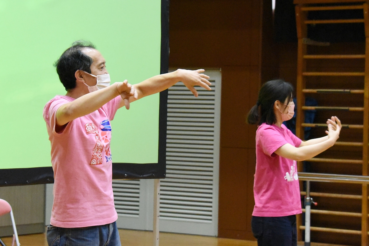 劇団かかし座によるワークショップの様子。