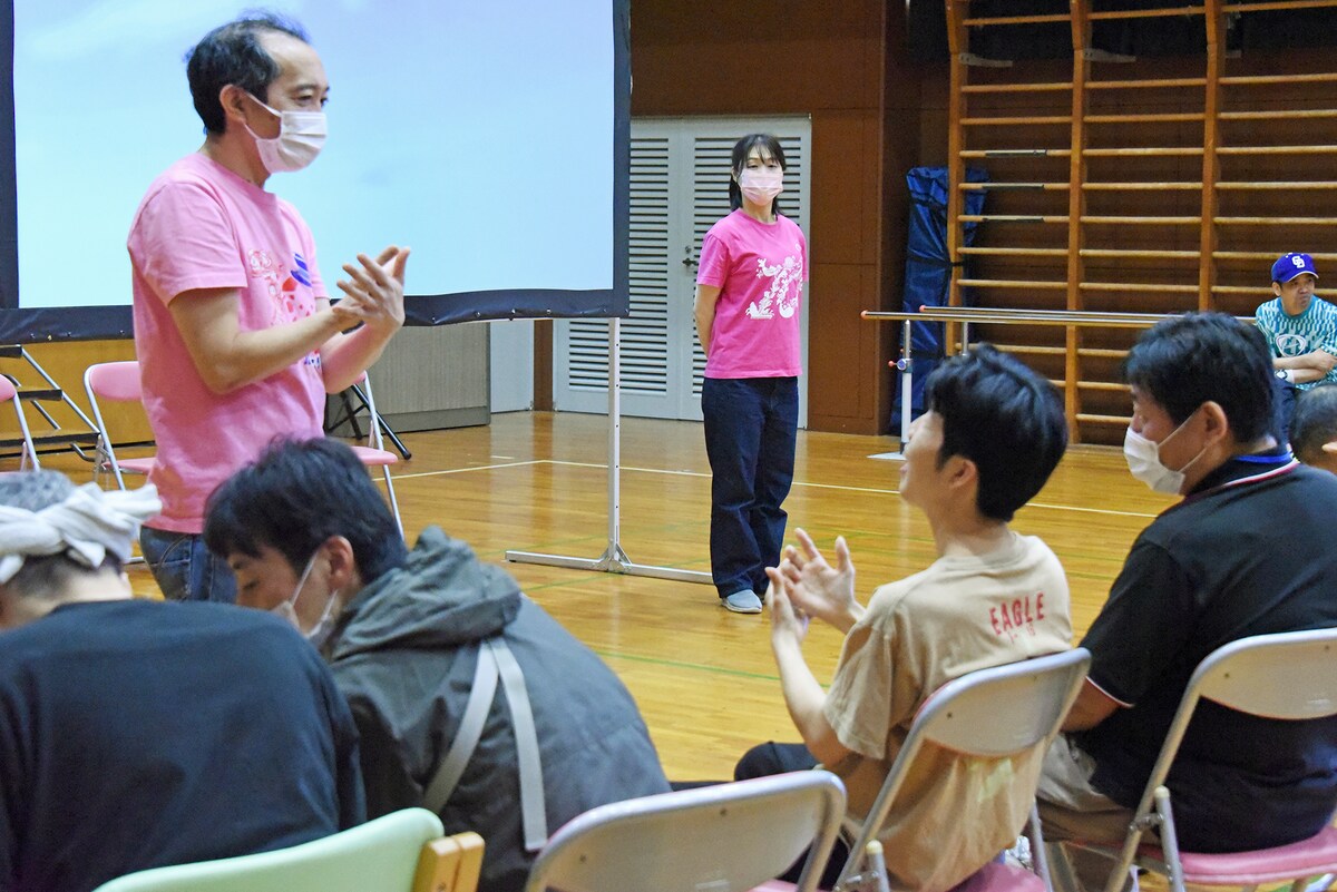 劇団かかし座によるワークショップの様子。