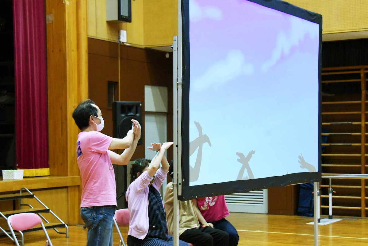 劇団かかし座によるワークショップの様子。