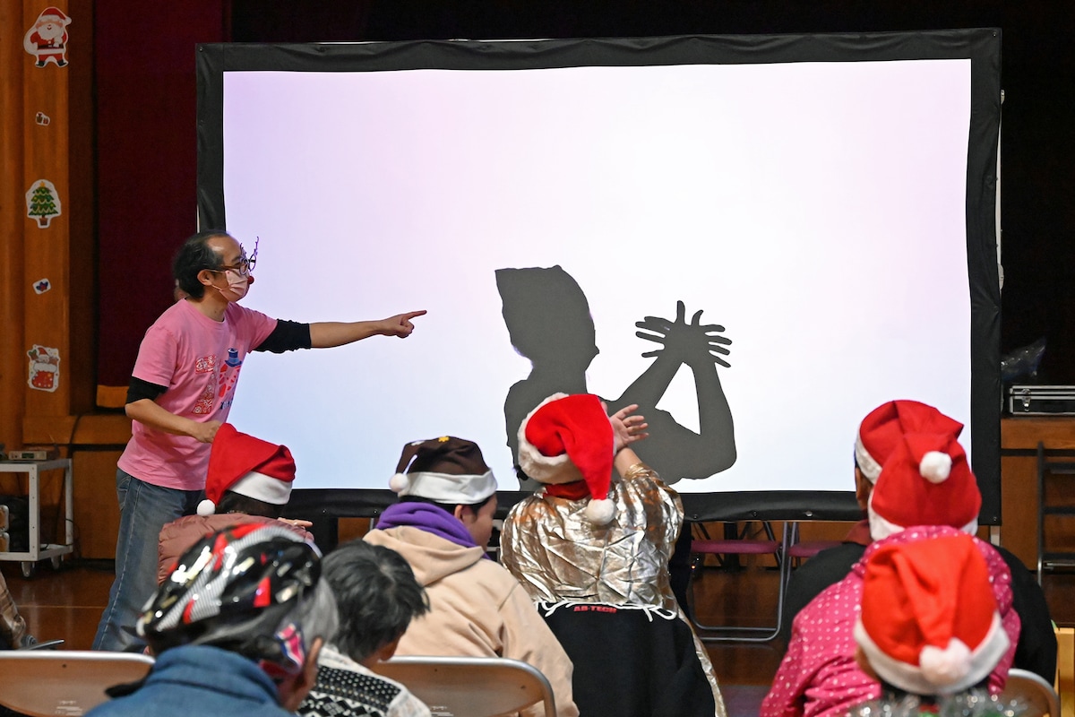 劇団かかし座によるワークショップの様子。
